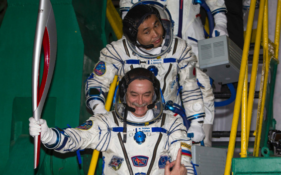 Η ολυμπιακή δάδα στο διεθνή διαστημικό σταθμό ISS