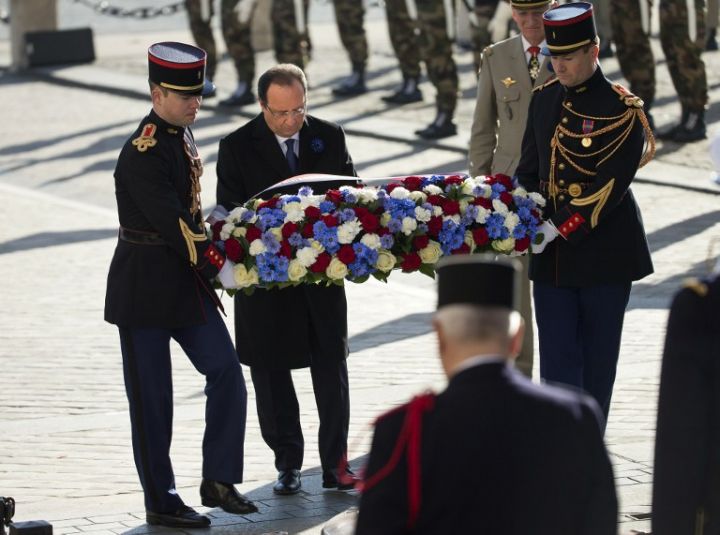 ΦΩΤΟ-Αποδοκίμασαν τον Ολάντ