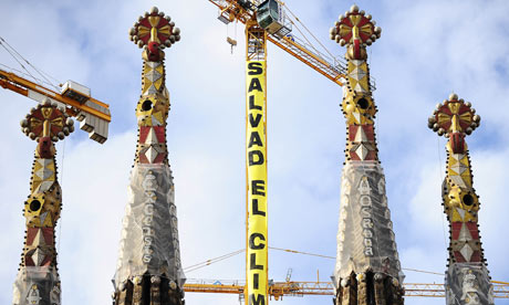 ΦΩΤΟ-Ακτιβιστές σκαρφάλωσαν στη Σαγράδα Φαμίλια