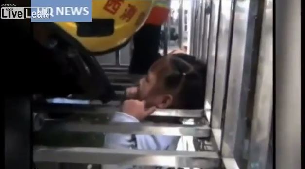 BINTEO-Σώζουν 3χρονο κοριτσάκι που κρέμεται από τον 4ο οροφο