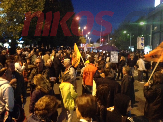 ΤΩΡΑ-ΦΩΤΟ: Η ΟΛΜΕ έξω από το Ραδιομέγαρο