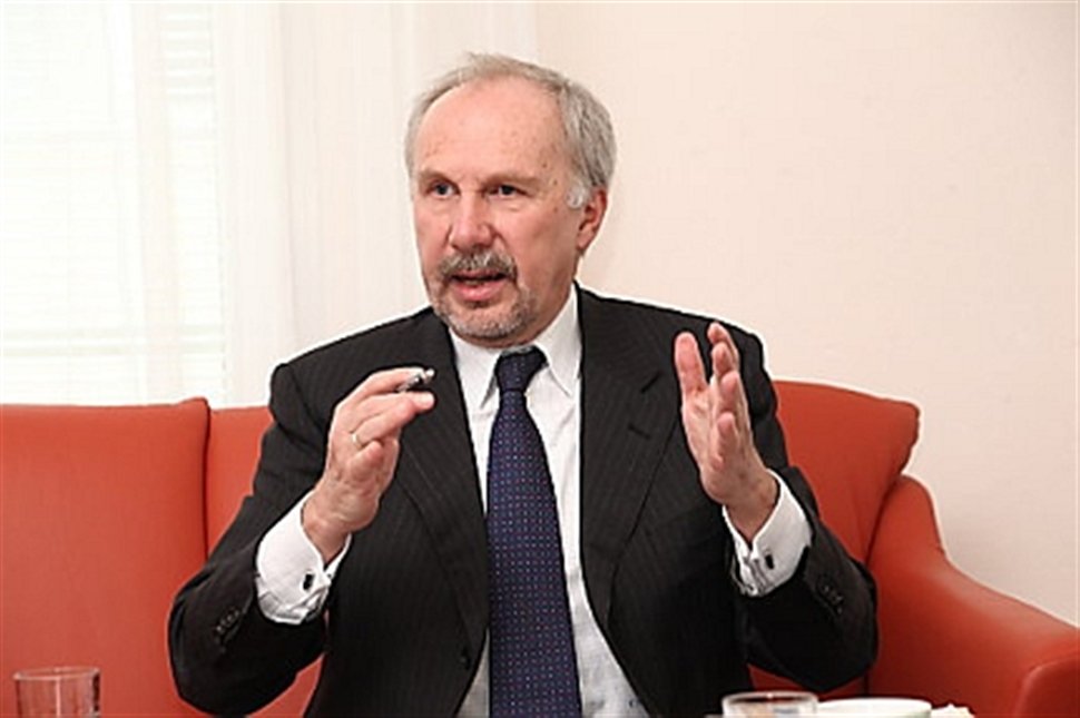 Νοβότνι:«Απαράδεκτα» τα τέλη στις καταθέσεις