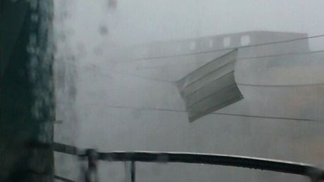 Φονικός τυφώνας σαρώνει τις Φιλιππίνες