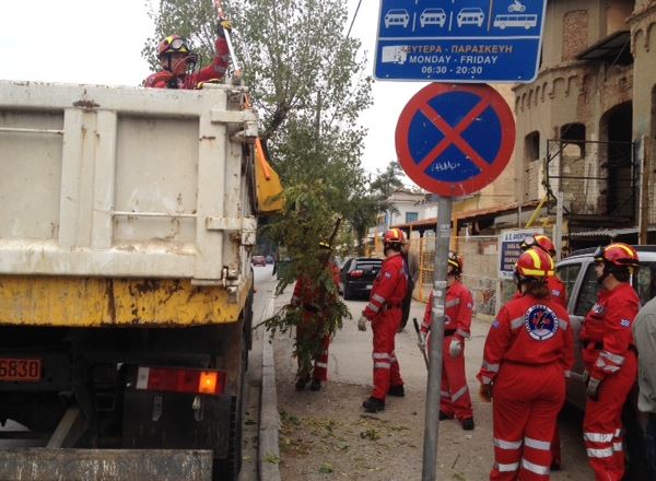 ΦΩΤΟ-Κουρεύουν δέντρα που «έκρυβαν» φανάρια