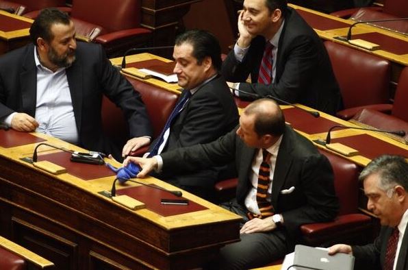 ΦΩΤΟ-Το μπλε ακουστικό του Άδωνι που “έκλεψε” τις εντυπώσεις