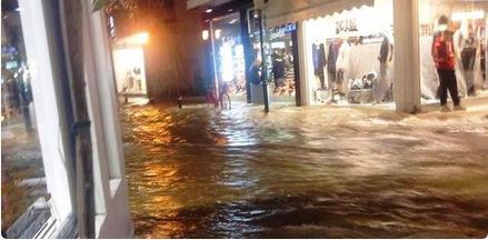 ΦΩΤΟ-Πλημμυρισμένοι δρόμοι στο Μενίδι