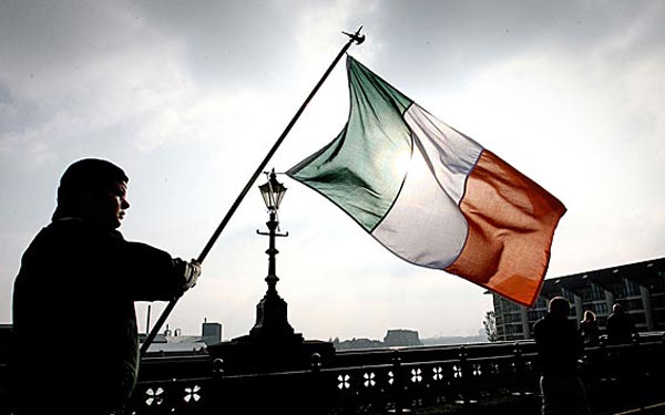 Η Ιρλανδία βγαίνει απο το Μνημόνιο