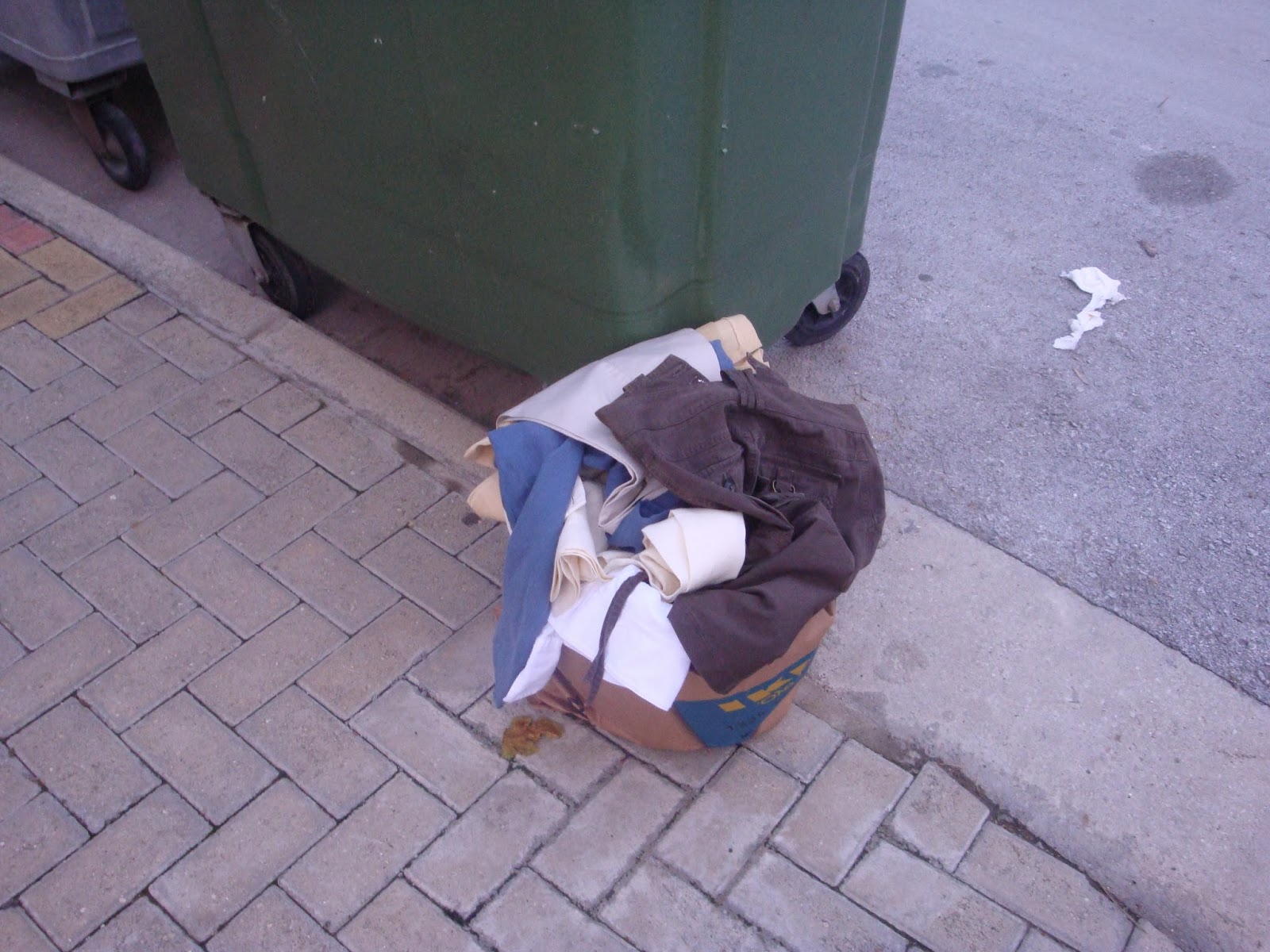 Ξάνθη-Βάζουν ρούχα στους κάδους