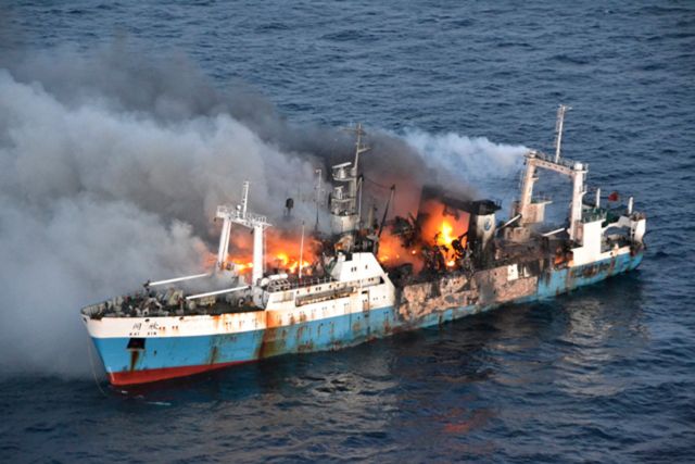 Καίγεται πλοίο στα ναυπηγεία της Χαλκίδας