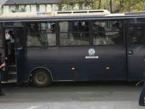 Έπεσε στις ρόδες του λεωφορείου της ΕΛ.ΑΣ