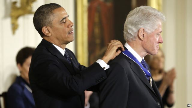 ΒΙΝΤΕΟ-Ο Ομπάμα τίμησε την Όπρα και τον Κλίντον