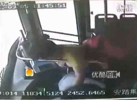 ΒΙΝΤΕΟ-Αφήνει την τελευταία του πνοή στο τιμόνι λεωφορείου