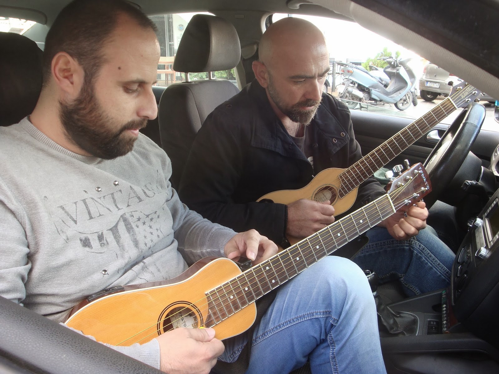 ΒΙΝΤΕΟ- Δεν έχει δουλειά και έπιασαν τις κιθάρες