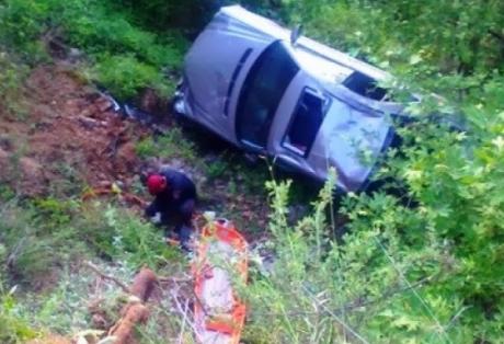 Αυτοκίνητο έπεσε σε γκρεμό