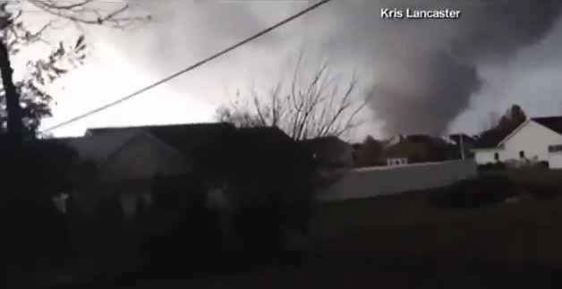 ΒΙΝΤΕΟ-Ανεμοστρόβιλος καταστρέφει το σπίτι του