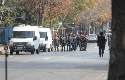 ΤΩΡΑ-ΒΙΝΤΕΟ-Ο δράστης της επίθεσης κατά του Ερντογάν στην τηλεόραση