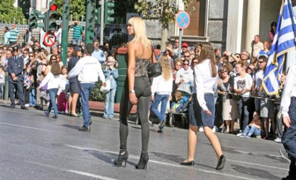 Ράβουν κοστούμι για τις δασκάλες της πασαρέλας