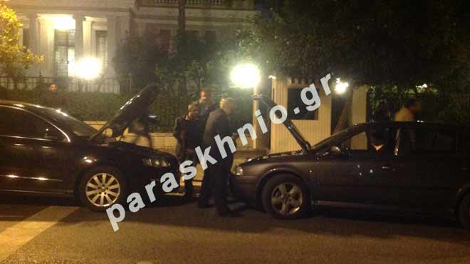 ΦΩΤΟ-Έμεινε από μπαταρία το αυτοκίνητο του Στουρνάρα