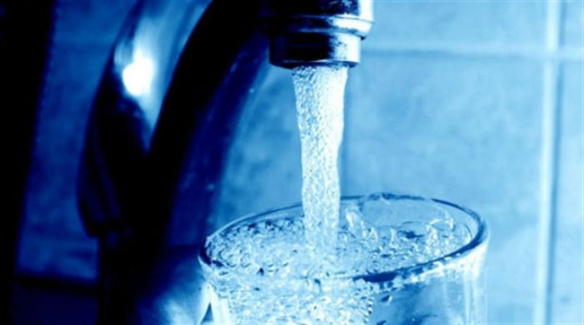 Ένας στους 4 χρωστούν το νερό