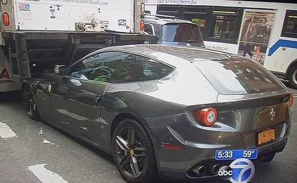 ΦΩΤΟ-Βρήκε τη Ferrari του… “σακατεμένη”