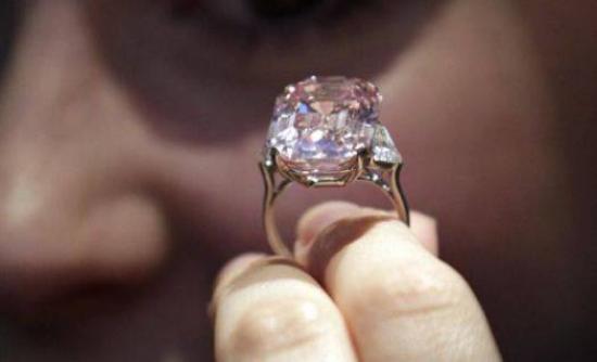 Το ροζ διαμάντι «νίκησε» το πορτοκαλί
