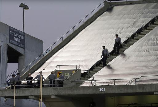 Βουτιά θανάτου από το τρίτο διάζωμα γηπέδου