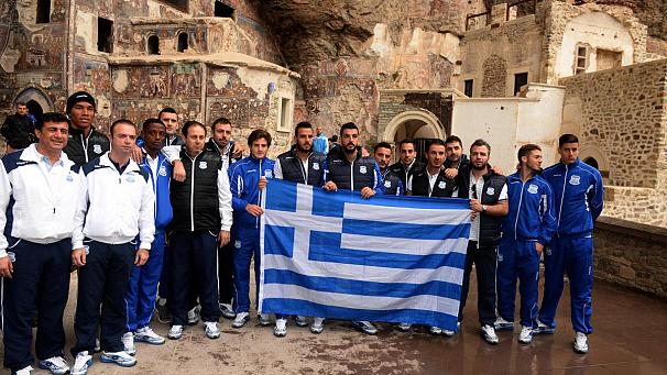 ΦΩΤΟ-Με ελληνική σημαία ο Απόλλωνας στην Τραπεζούντα