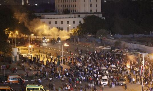 ΦΩΤΟ-Δακρυγόνα στην πλατεία Ταχρίρ