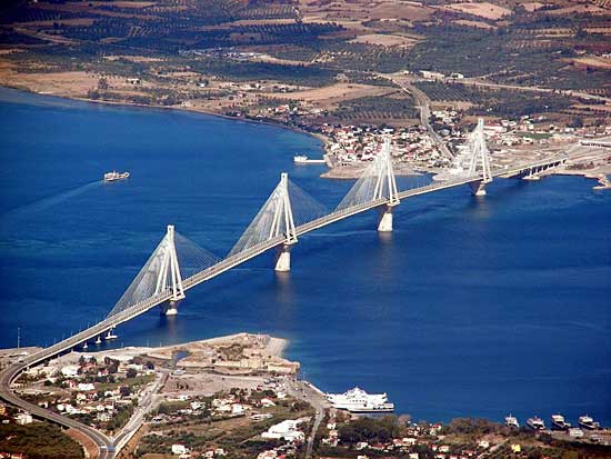 Έρευνες για άνδρα που έπεσε από το Ρίο-Αντίρριο