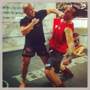 ΦΩΤΟ-Ποιον διάσημο δέρνει ο Ζαμπίδης;