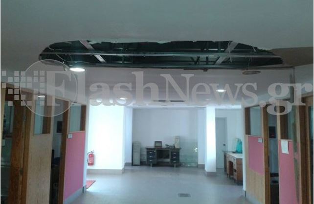 ΦΩΤΟ-Έπεσε το ταβάνι