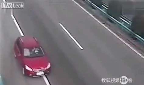 ΒΙΝΤΕΟ-Σκοτώνει με την όπισθεν