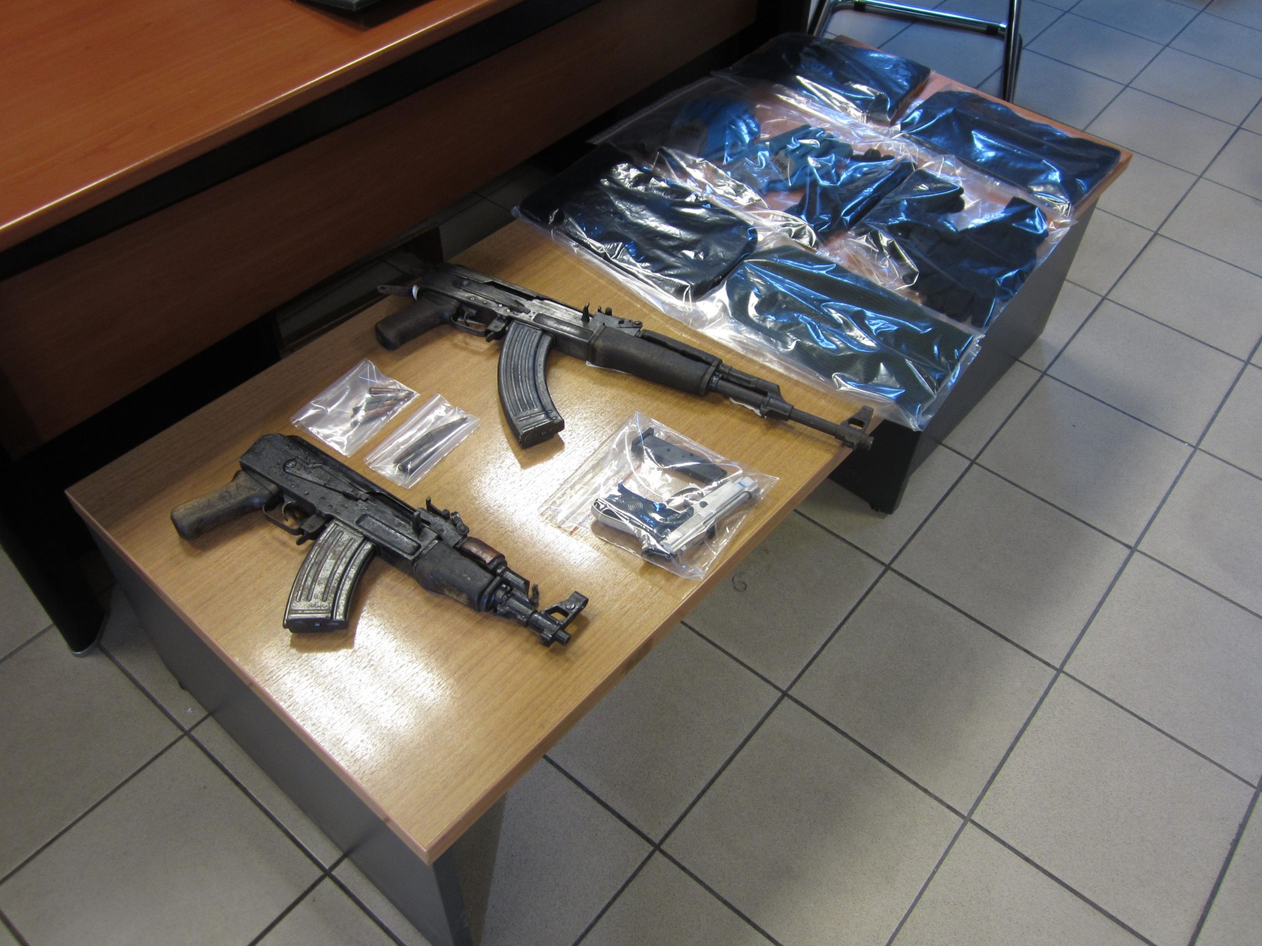 ΒΙΝΤΕΟ-Δάσκαλος με καλάσνικοφ