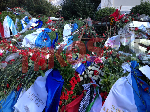 ΤΩΡΑ-ΦΩΤΟ: Στεφάνια και λουλούδια στο Πολυτεχνείο