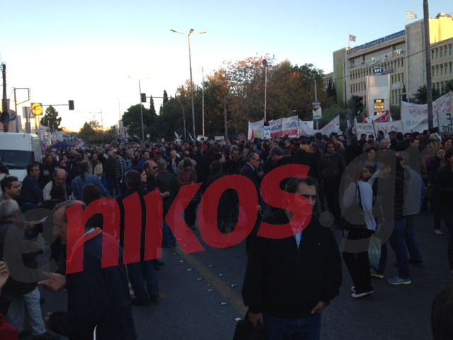 ΤΩΡΑ-ΦΩΤΟ: Οι συγκεντρωμένοι έχουν κλείσει την κάθοδο της Μεσογείων