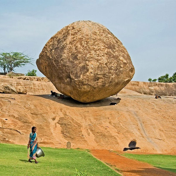 ΦΩΤΟ-Παράξενος βράχος ισορροπεί στο έδαφος