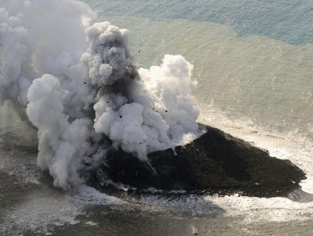 ΒΙΝΤΕΟ-Ηφαίστειο δημιούργησε νέο νησί