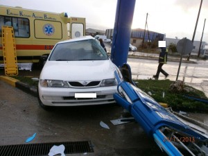 ΦΩΤΟ-Αυτοκίνητο καρφώθηκε σε πινακίδα