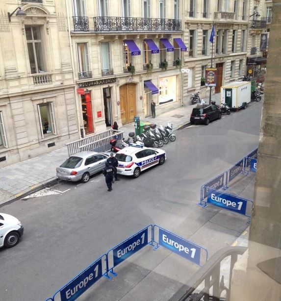 ΒΙΝΤΕΟ-Ένοπλος τρομοκρατεί το Παρίσι