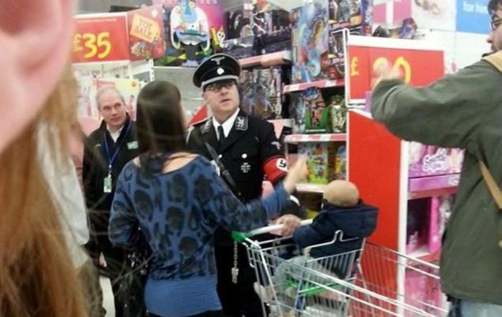 Πέταξαν τον «Χίτλερ» έξω