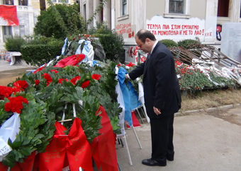 Βουλή: Κατάθεση στεφάνου στο Πολυτεχνείο