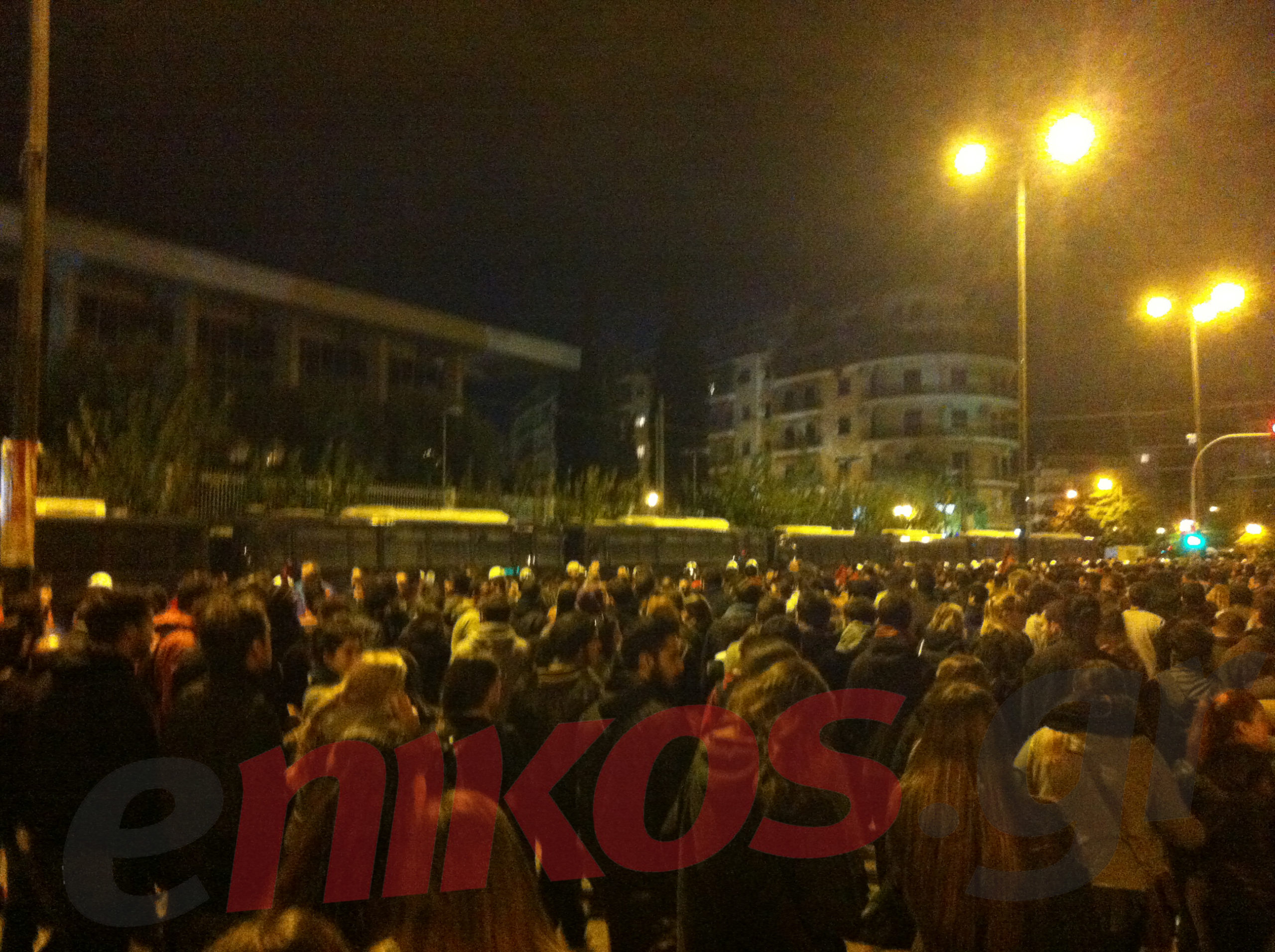 ΤΩΡΑ-ΦΩΤΟ Η πορεία μπροστά από την αμερικανική πρεσβεία