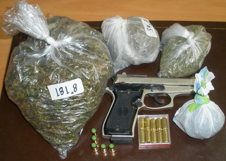 Είχε ναρκωτικά και όπλα
