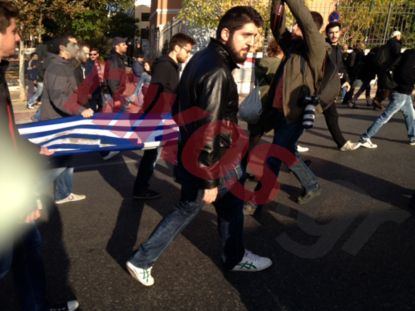 ΤΩΡΑ-ΦΩΤΟ:Η κεφαλή της πορείας με τη σημαία