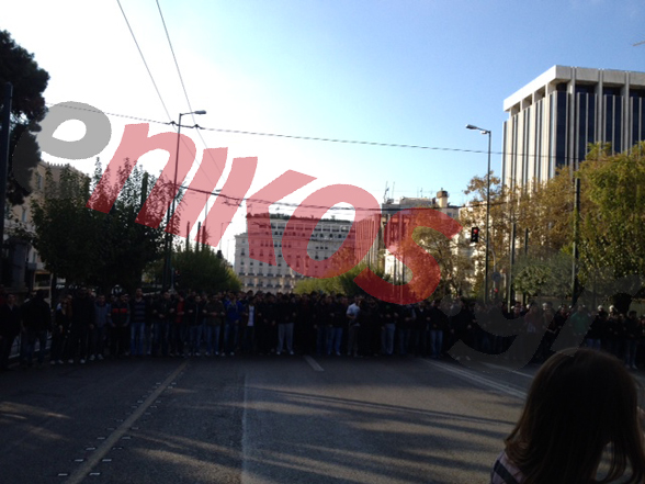 ΤΩΡΑ-ΦΩΤΟ:Στη βουλή η πορεία με τη σημαία