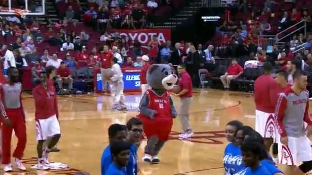 ΒΙΝΤΕΟ-Η μασκότ τους άφησε άφωνους