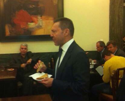 ΦΩΤΟ-Το τοστ του Στουρνάρα μετά την ομιλία στη Βουλή