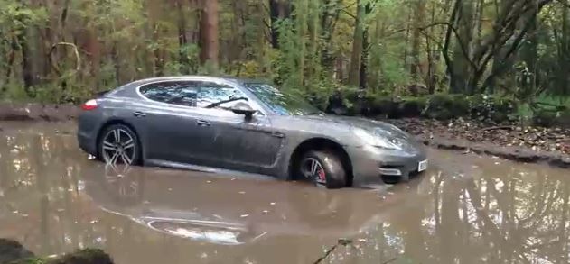 ΒΙΝΤΕΟ-Ποδοσφαιριστής κόλλησε την Porsche του στις λάσπες