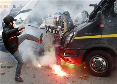 Με μολότοφ υποδέχθηκαν τον Ολάντ