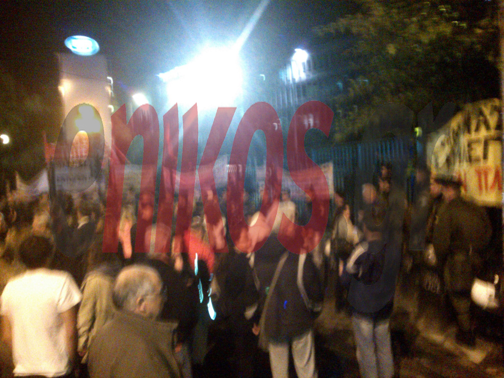 ΦΩΤΟ-Κόσμος συγκεντρώνεται έξω από την ΕΡΤ